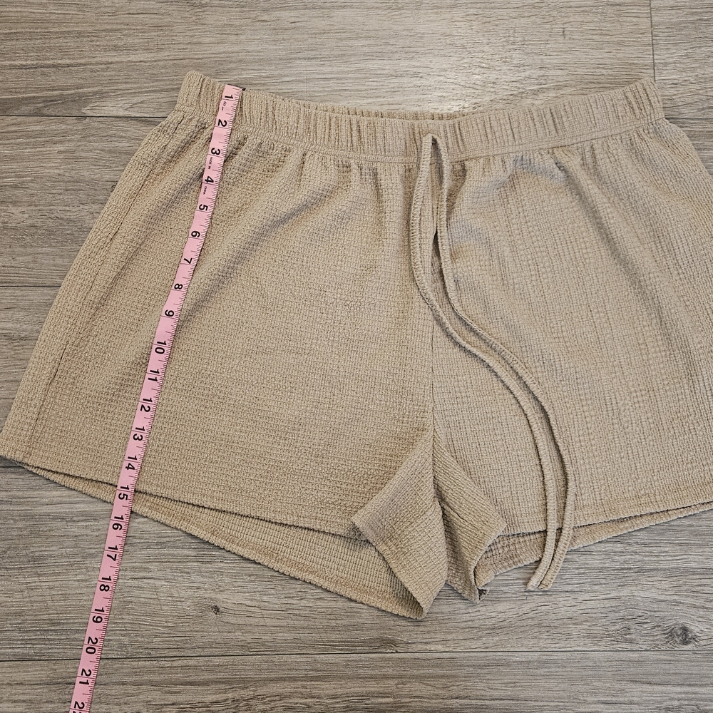 SHEIN Tan Shorts Lightweight Elastic Waist - Picture 3 of 4